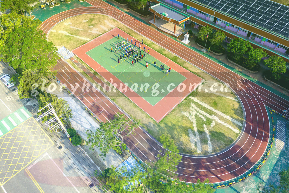暗调办公空间内的屏幕光与人物背影，画面经虚化处理，不出现可辨认面孔
